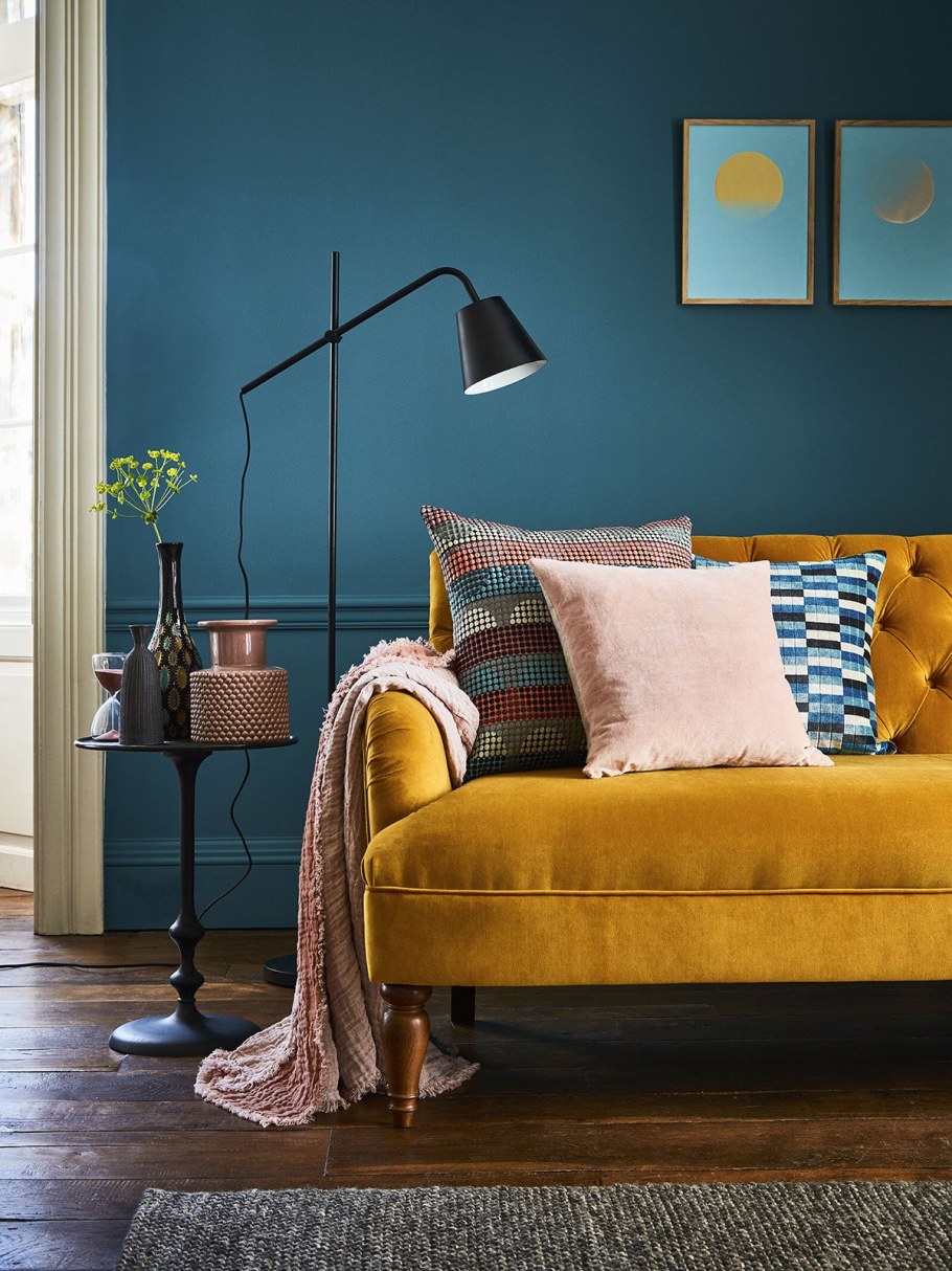 Горчичный диван в интерьере