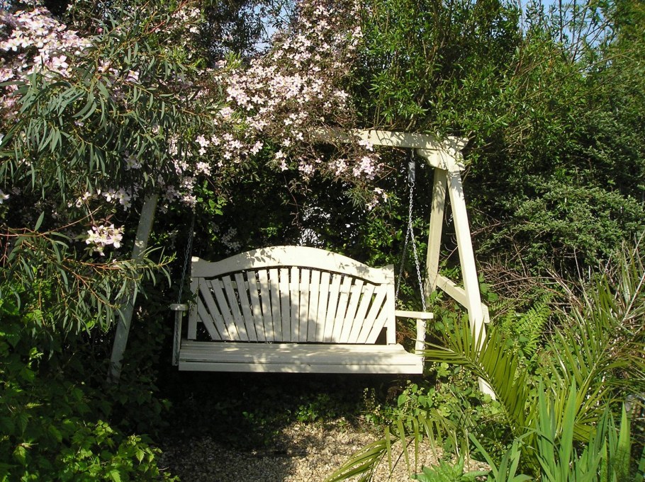 Качели в ландшафтном дизайне