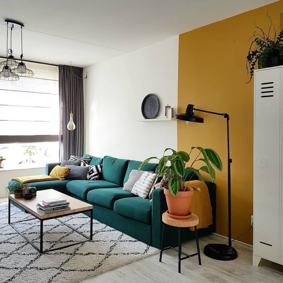 Бирюзовый с желтым в интерьере гостиной