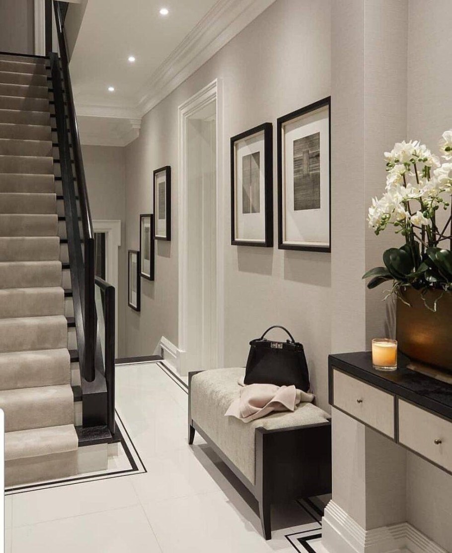 Прихожая с лестницей