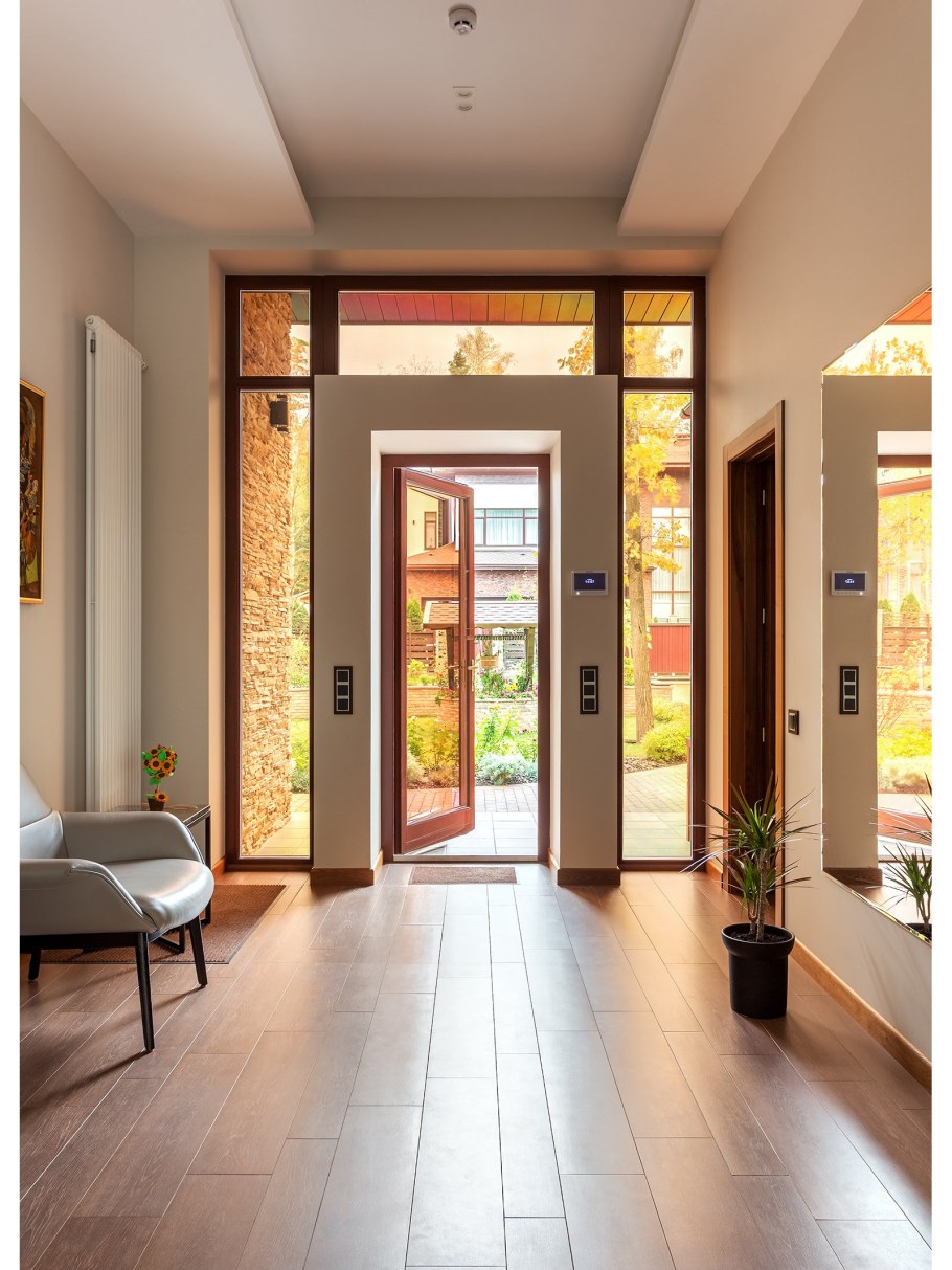 Прихожие со стеклянной входной дверью в частном доме