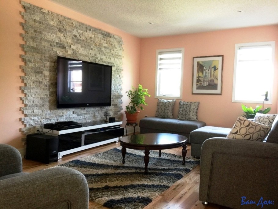 Декоративный камень в интерьере гостиной с телевизором