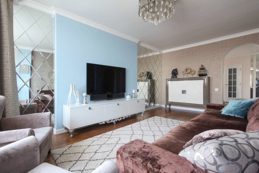 Зеркала в интерьере гостиной