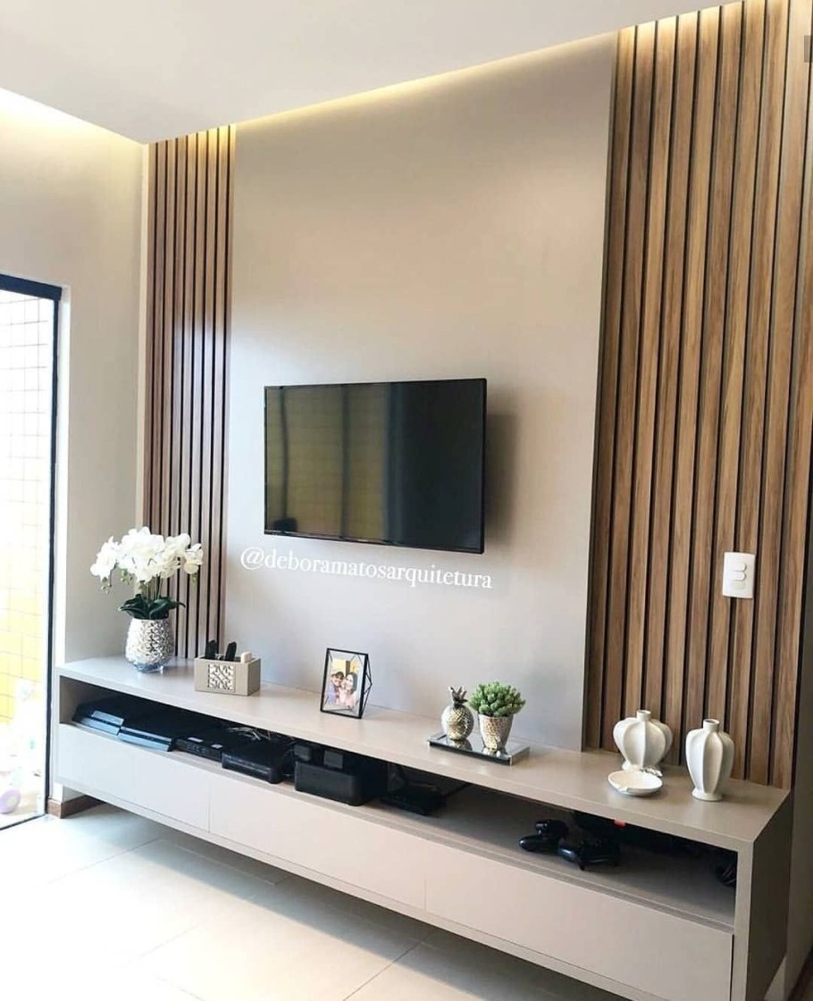 Гостиная с телевизором на стене