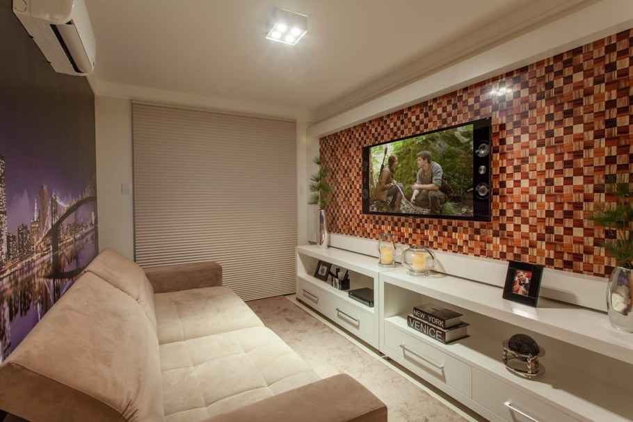 Акцентная стена под телевизор в гостиной