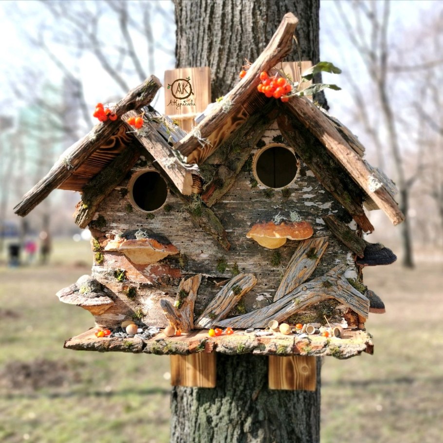 Бельчатник с кормушкой