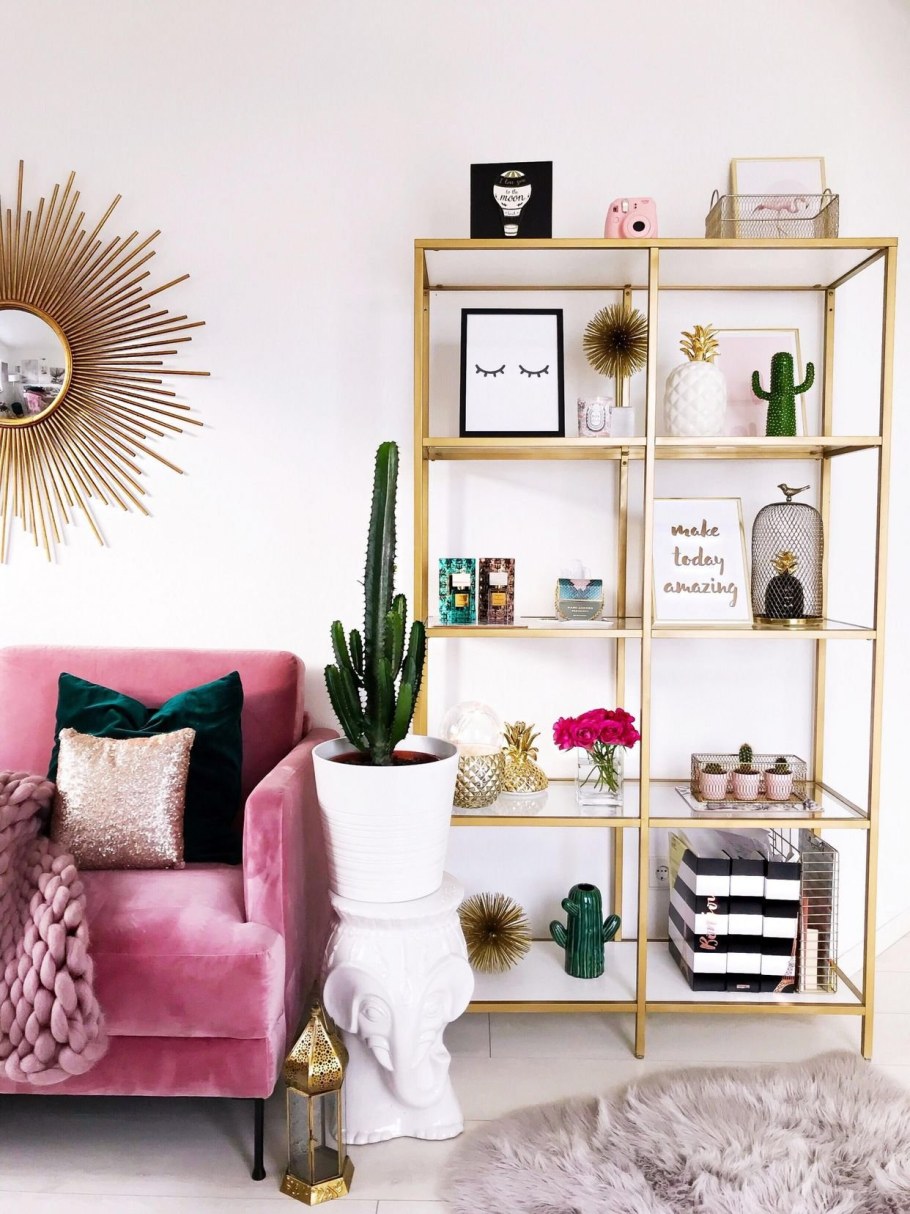 Стеллаж в интерьере комнаты