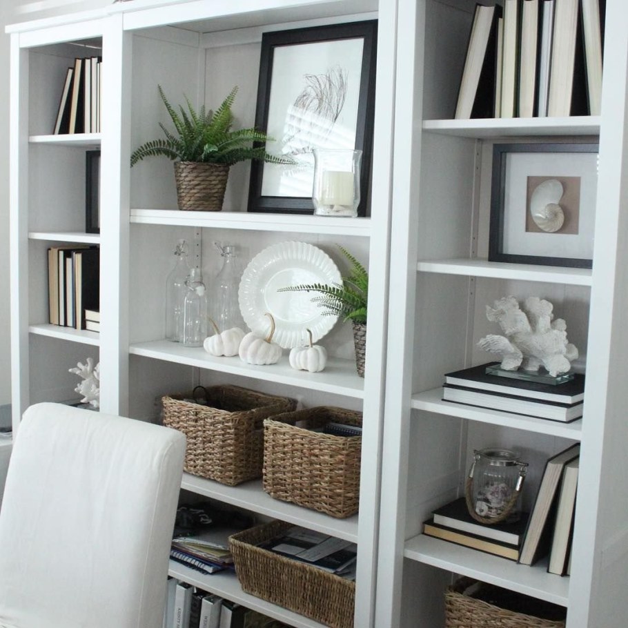 Стеллаж открытый с полками в интерьере