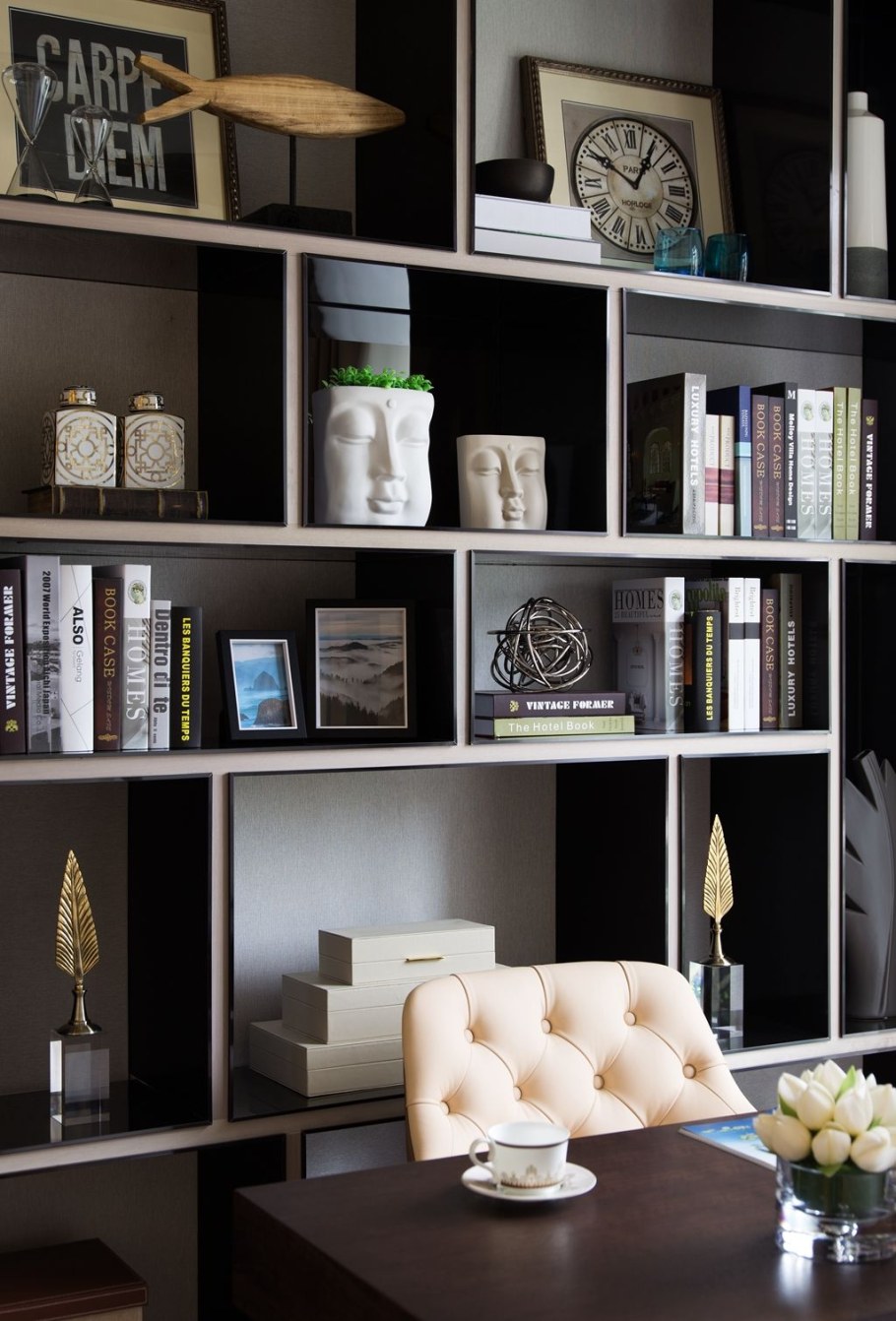 Декор стеллажа в гостиной