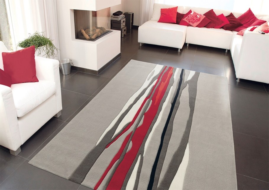 Красный ковер в интерьере гостиной