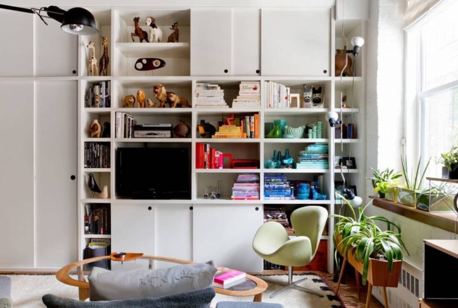 Оформление полок в интерьере