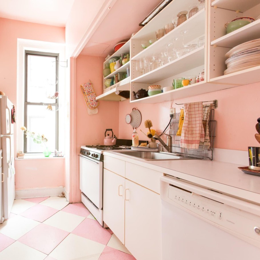Розовая кухня в интерьере