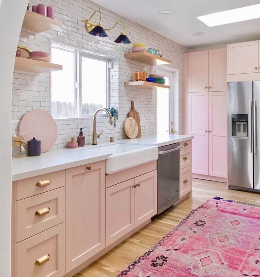 Розовая кухня в интерьере