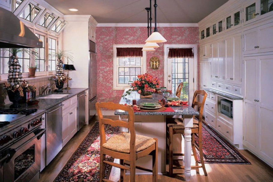 Розовые стены на кухне