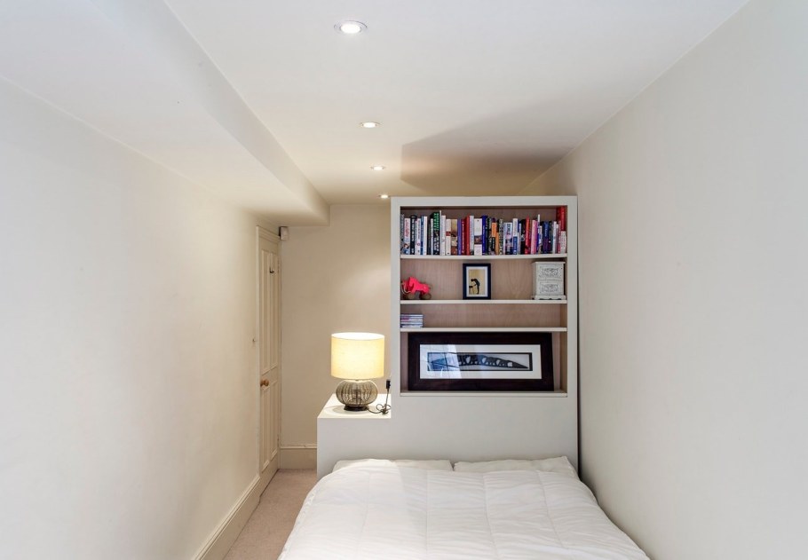 Маленькая узкая спальня