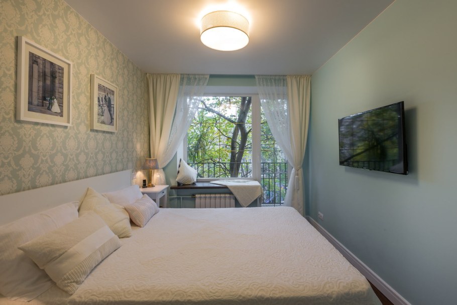 Узкая спальня с балконом