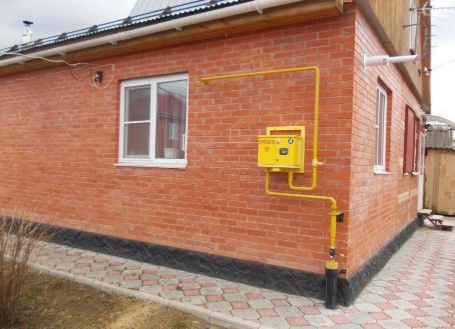Газовая труба в доме