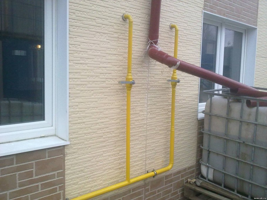 Газовая труба на фасаде