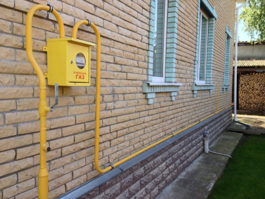 Газовая труба по фасаду