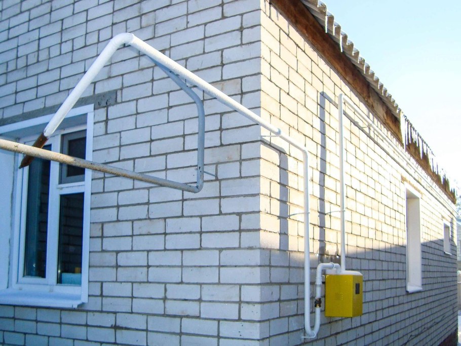 Газовая труба по фасаду