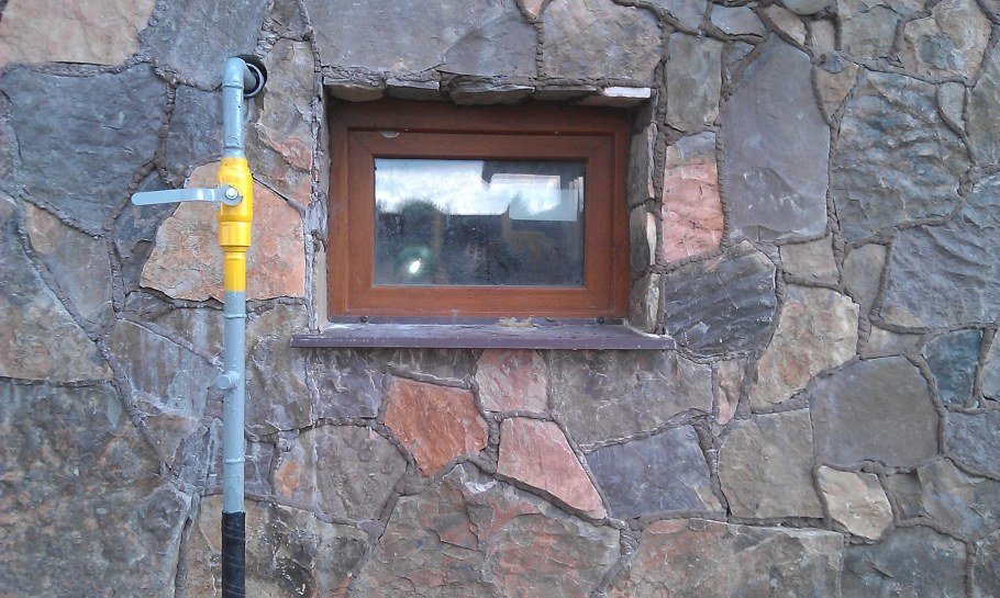 Газовая труба на фасаде