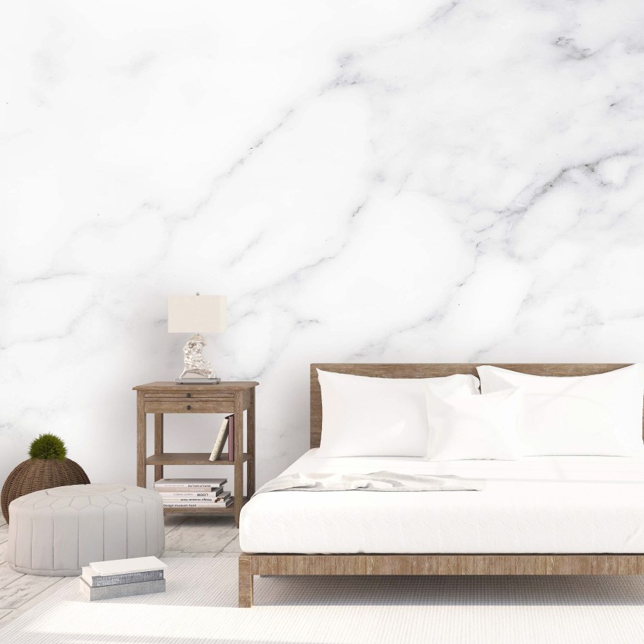 Обои под мрамор в интерьере спальни