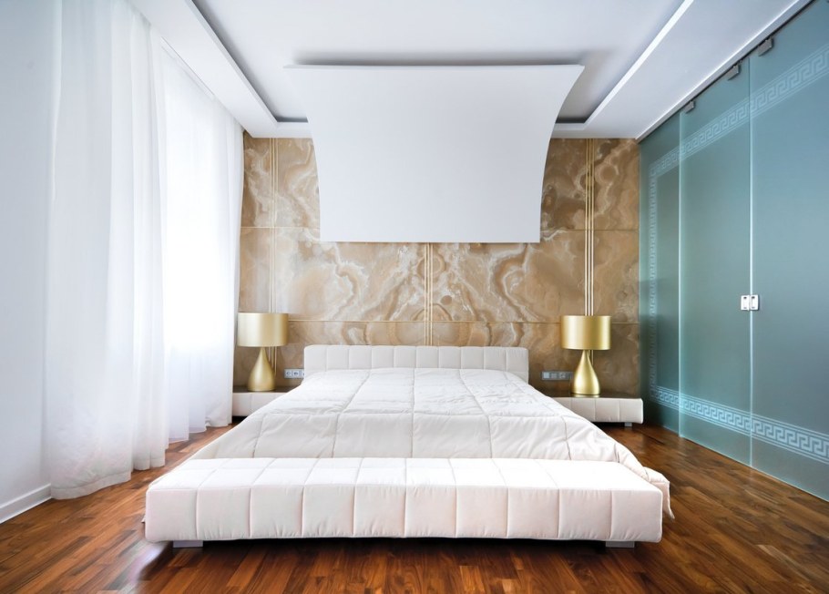 Обои под мрамор в интерьере спальни