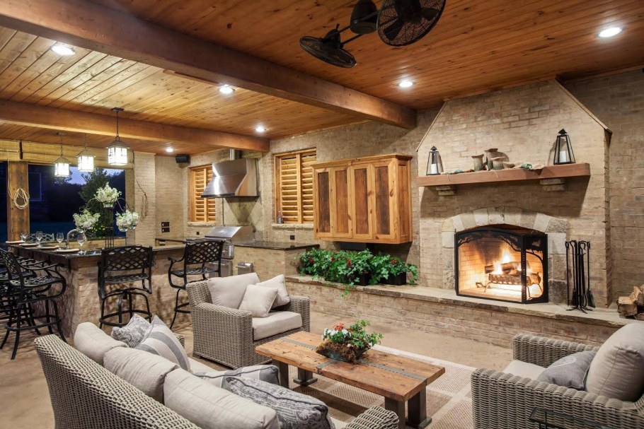 Веранда с кухней и камином