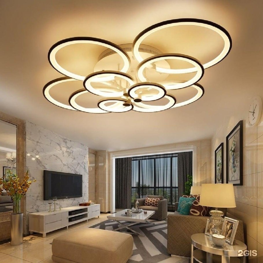 Люстра в зале