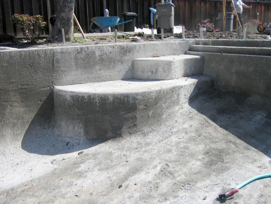 Чаша бассейна из бетона