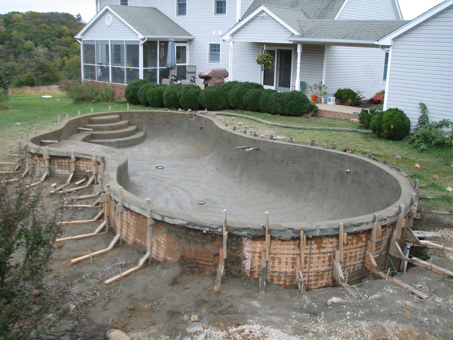 Пруд на даче из бетона