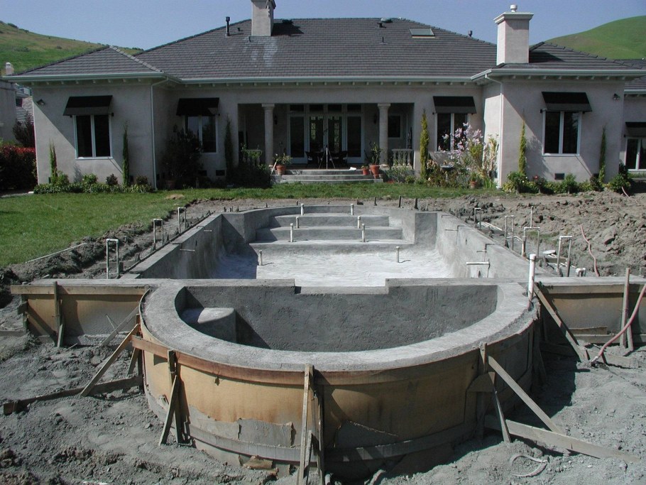 Чаша бассейна из бетона