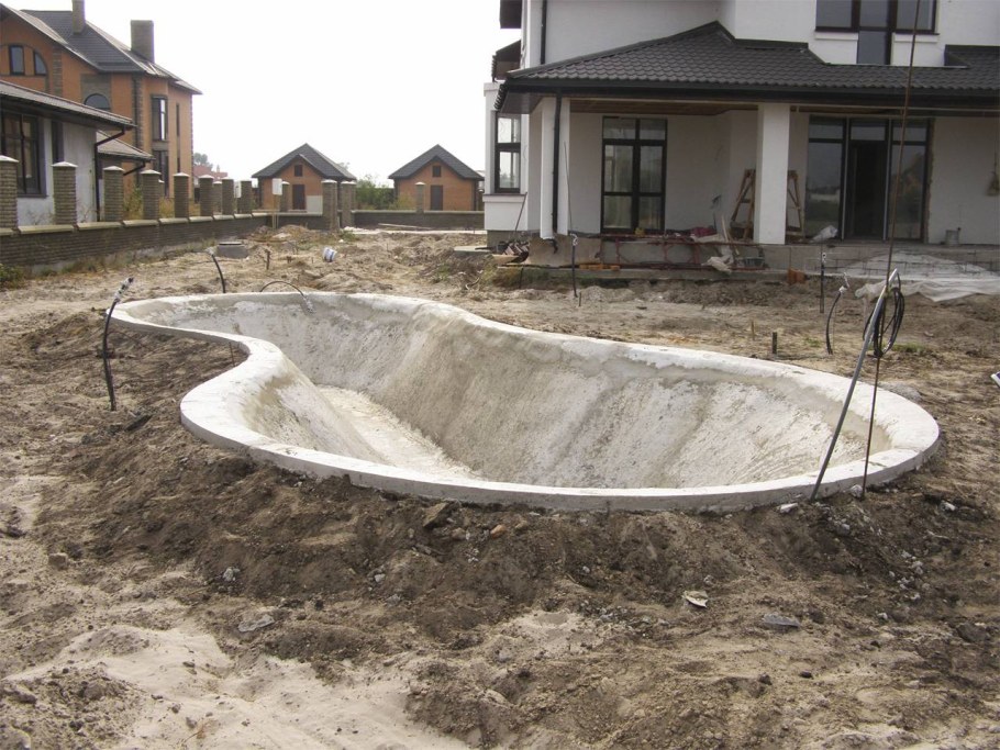 Пруд на даче из бетона