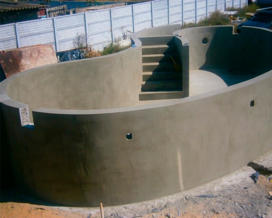 Круглый бетонный бассейн