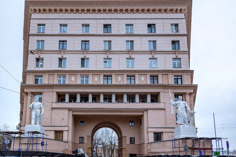 Дом со скульптурами на Яузском бульваре