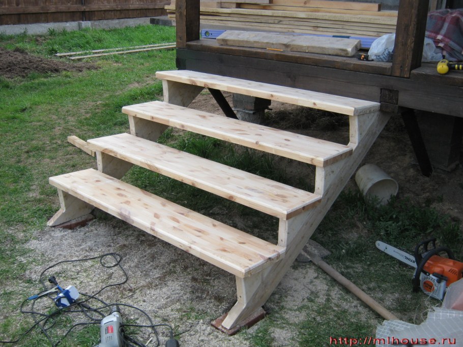 Деревянная лестница на крыльцо