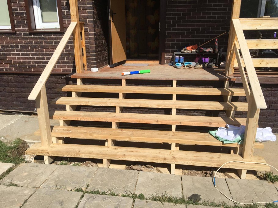 Входная деревянная лестница