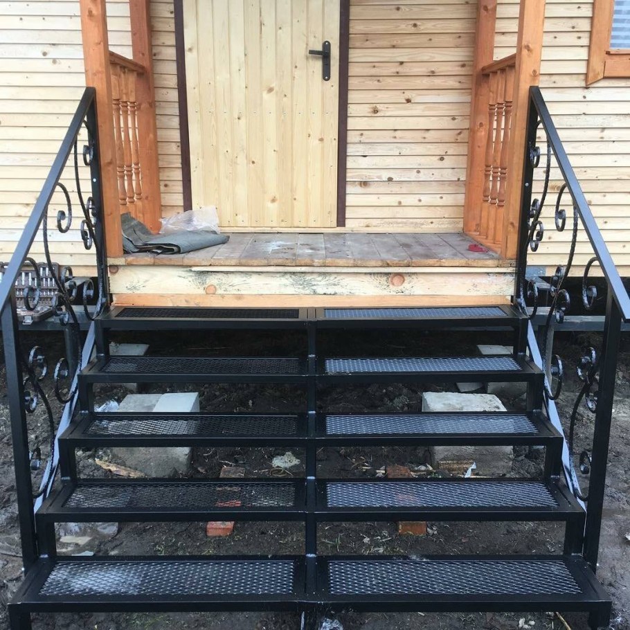 Лестница на крыльцо из металла