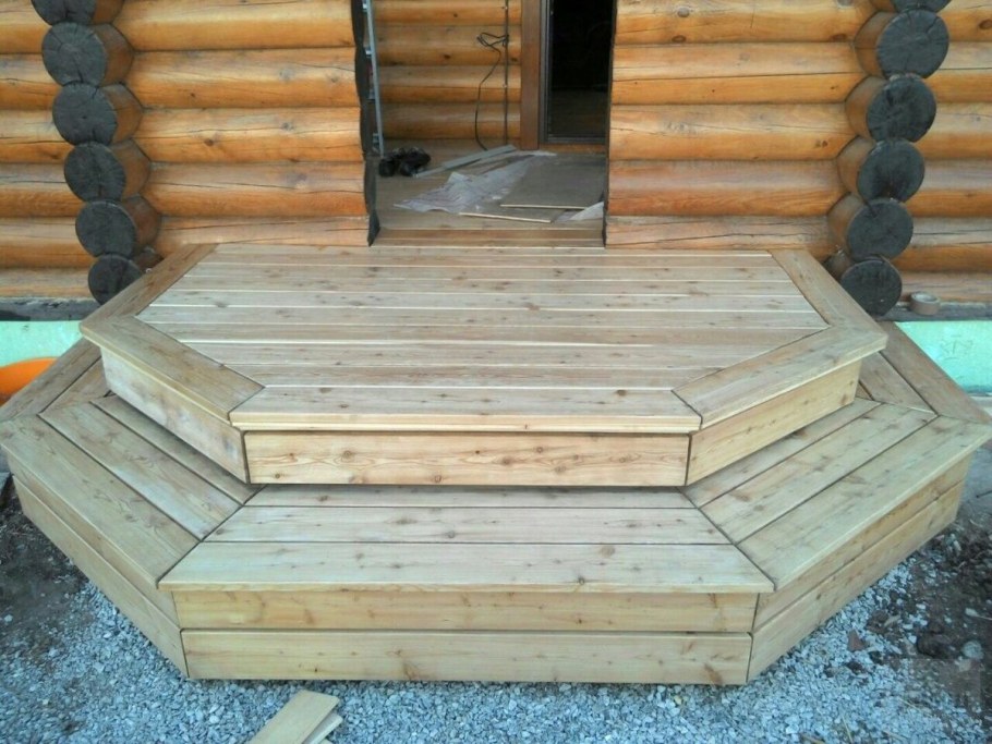 Деревянное полукруглое крыльцо