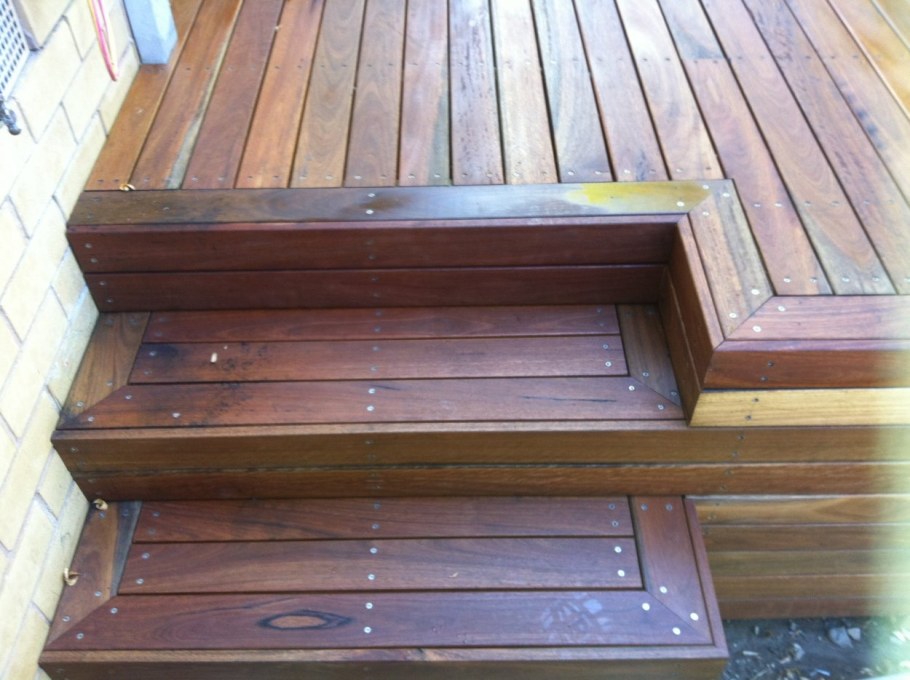 Деревянные ступеньки для крыльца