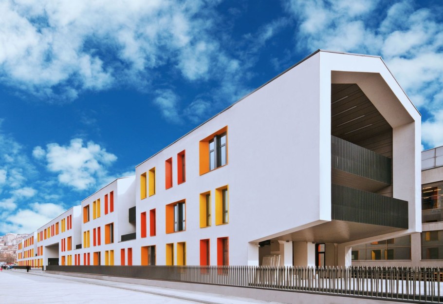 Современное здание школы