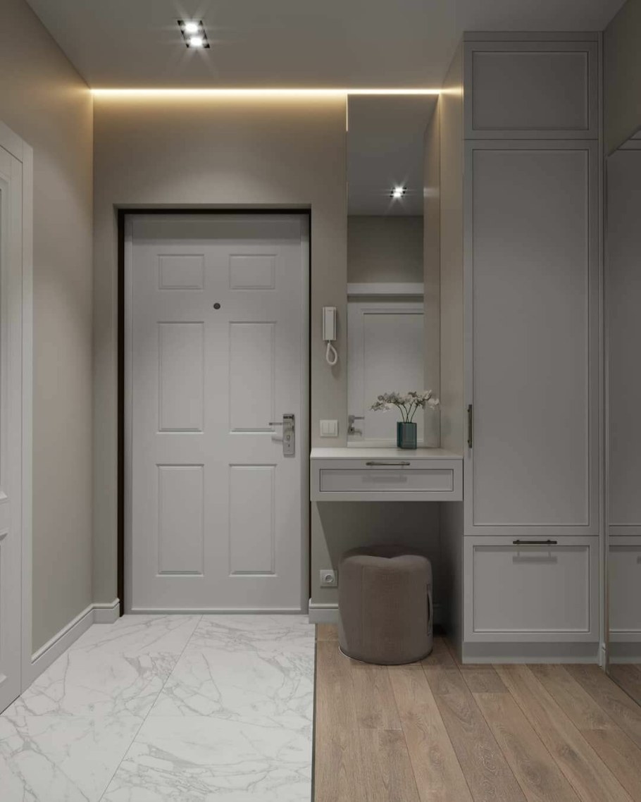 Светлая квадратная прихожая