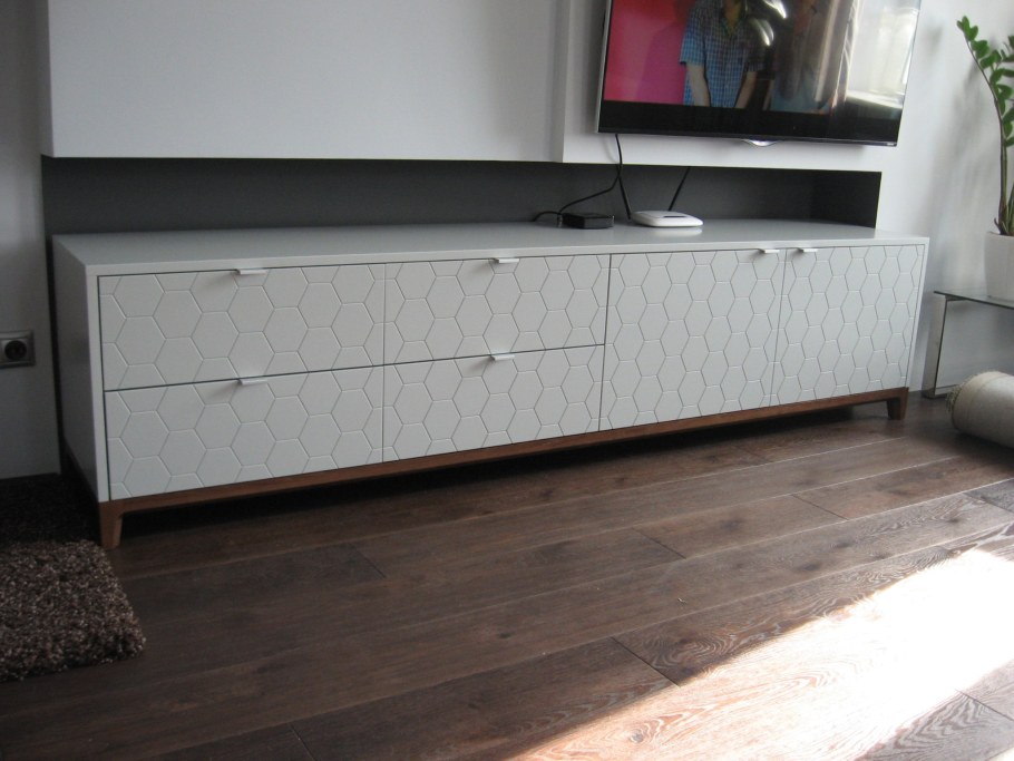 Тумба под ТВ С фрезерованными фасадами