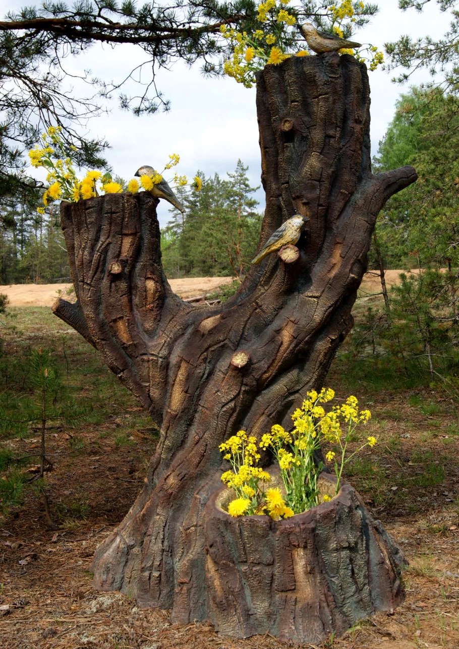 Сухое дерево в саду