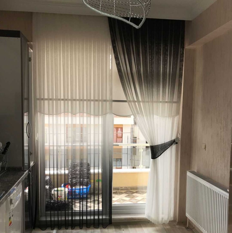 Нитевые шторы на кухню с балконом