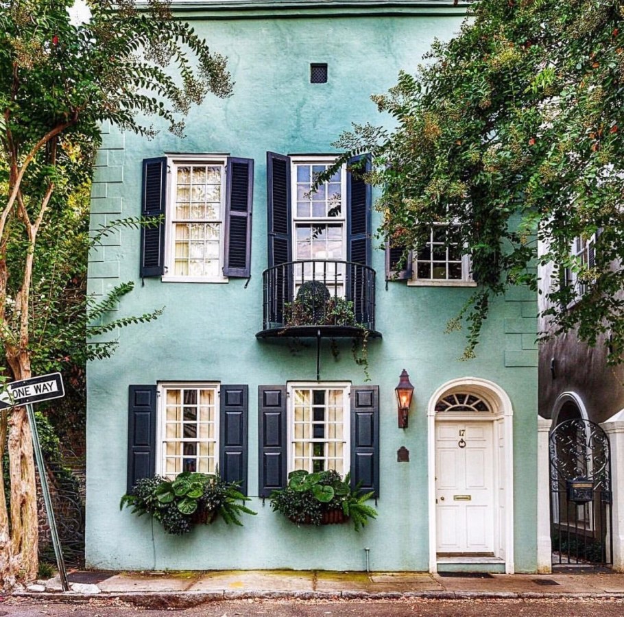 Фасад с зелеными окнами