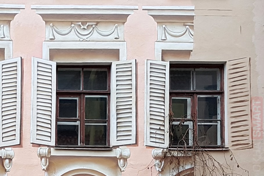 Окно со ставнями