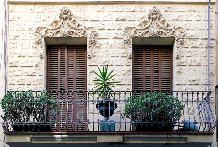 Дом со ставнями