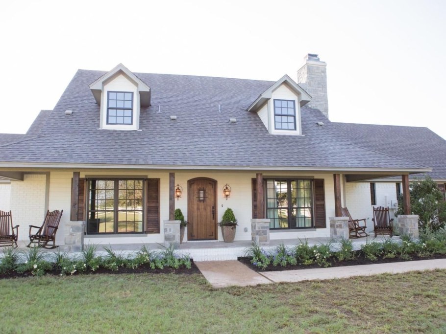 Кирпичный дом со ставнями