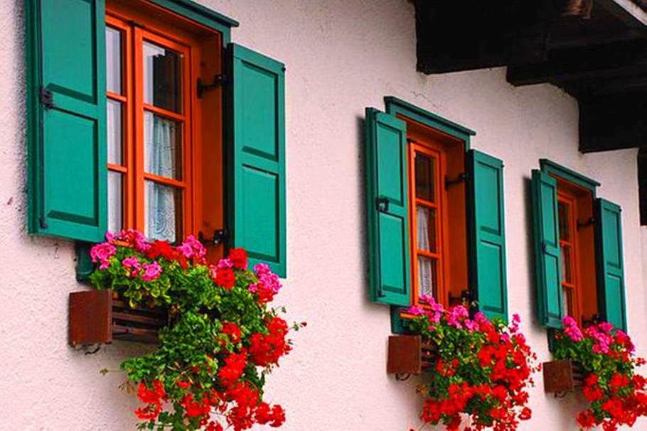 Дом со ставнями